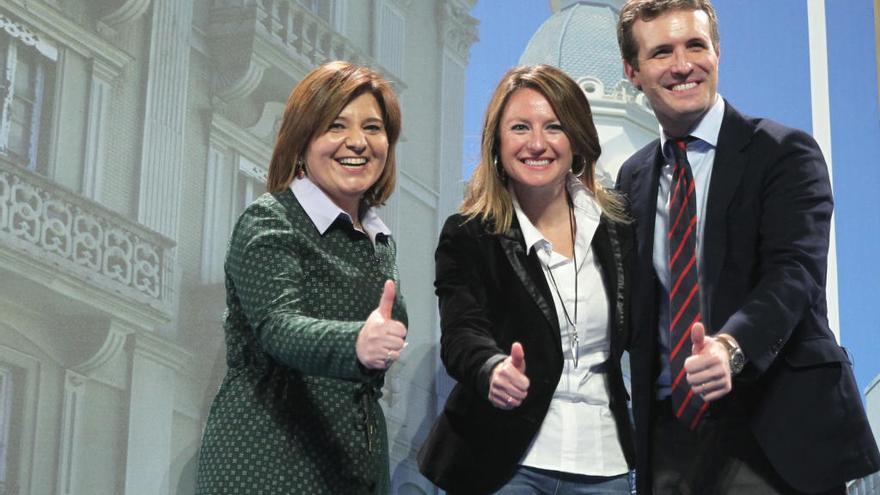 Pablo Casado con Isabel Bonig y Begoña Carrasco