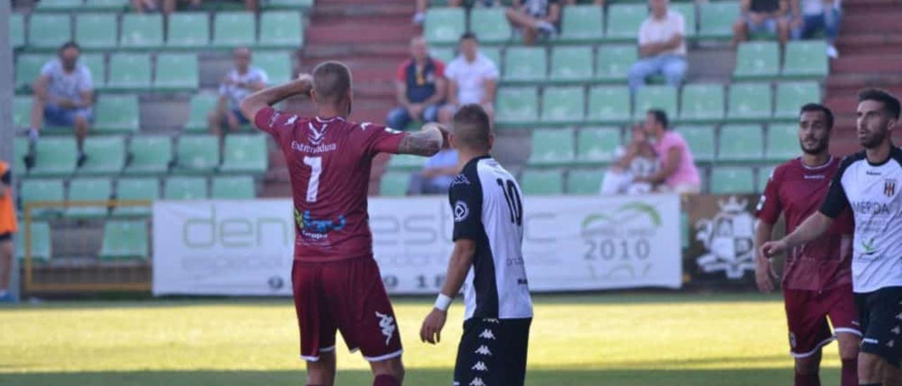 Imagen de un duelo entre Mérida y Badajoz en el estadio Romano.