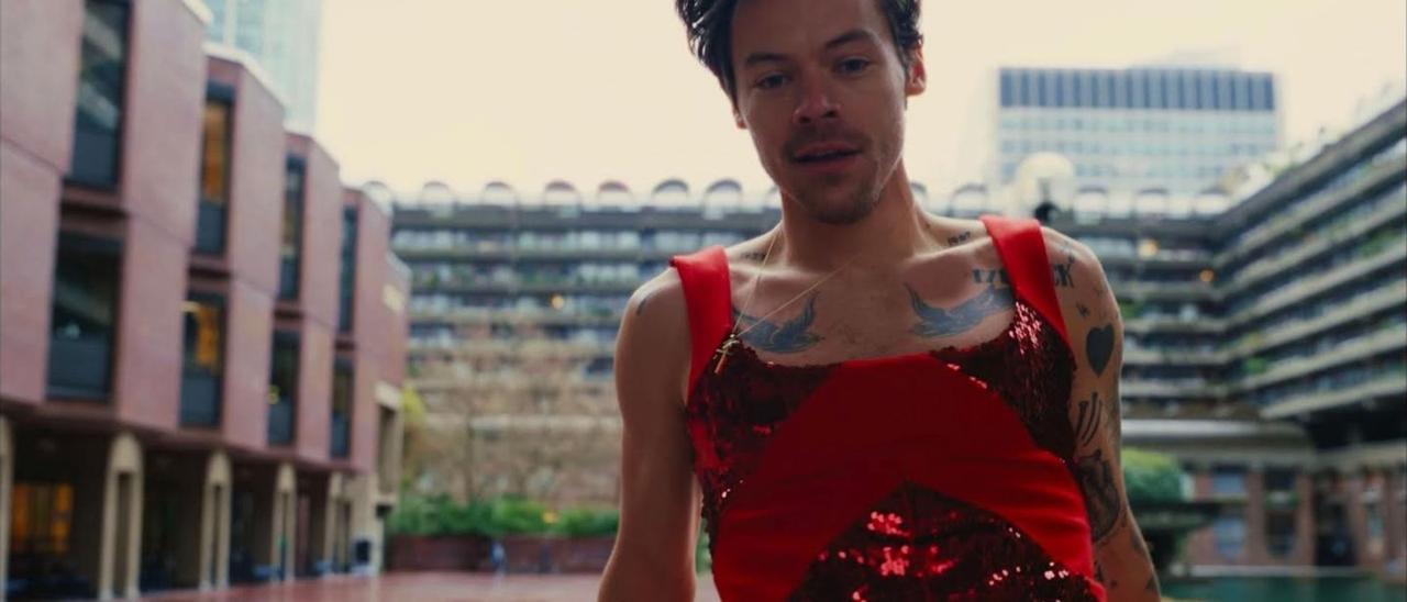 Harry Styles con el mono rojo diseñado por Obegero, durante el videoclip.