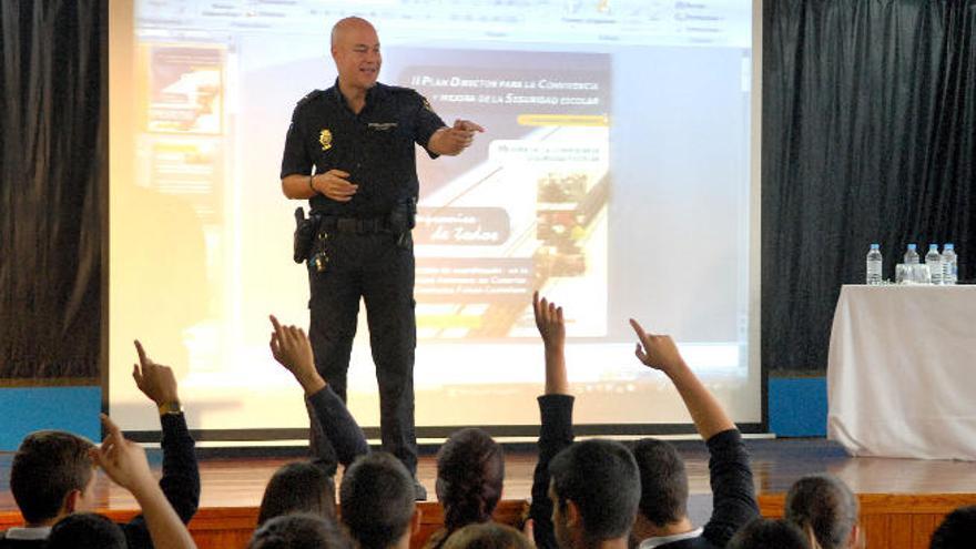 Un policía nacional imparte una conferencia en un colegio de la Isla sobre los peligros de las redes sociales.