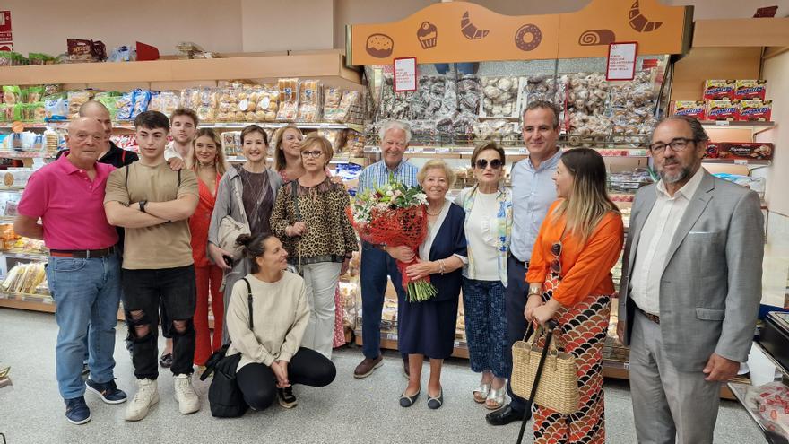 Deza homenajea a Doña Carmen Torreras por sus 60 años como clienta