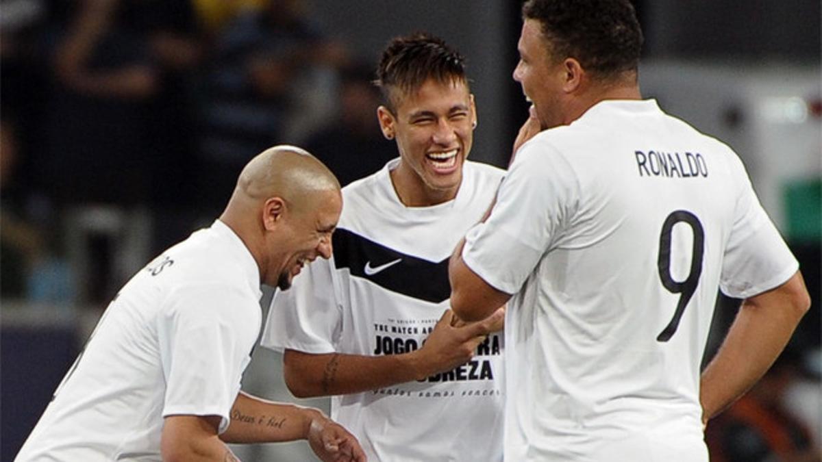 Roberto Carlos, Neymar y Ronaldo Nazario bromean en el calenatmiento de un partido benéfico
