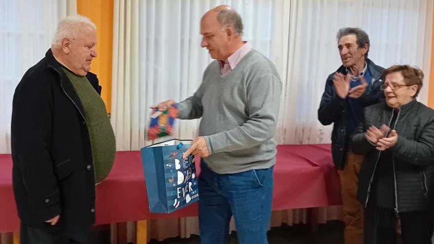 Homenaje de vecinos de Cercio y Cello al cura José Antonio García