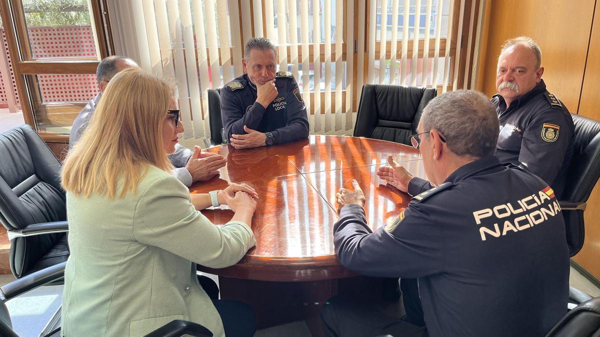 Reunión en el Ayuntamiento de Petrer con el nuevo comisario, sentado a la derecha