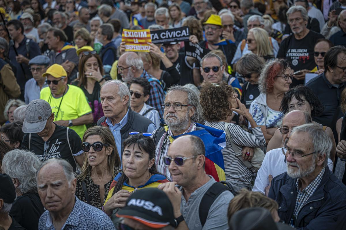 Más de 60.000 personas, según la organización, se citan bajo el Arc de Triomf de Barcelona para reivindicar el 1-O Abucheos a Forcadell y Rovira y aclamación a Puigdemont en el acto convocado por el Consell per la República