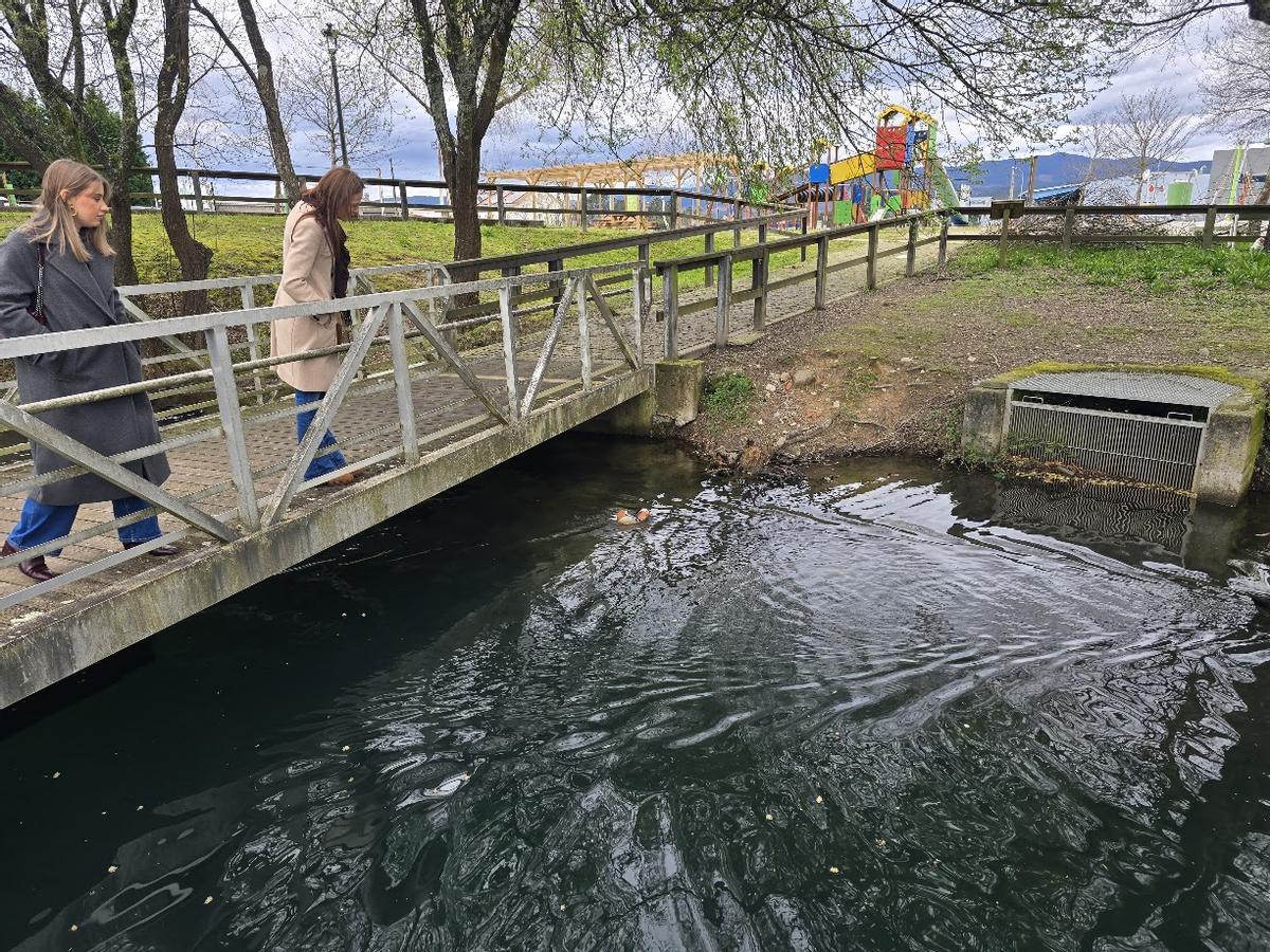 Dos mujeres observan el pato en Mina Mercedes.