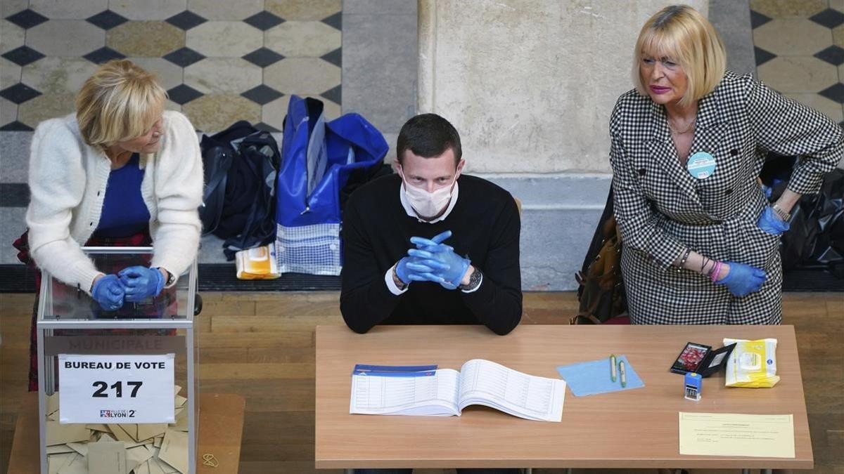 Máscaras y guantes de látex en un centro de votación en Lyon (Francia).