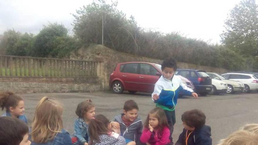 Los escolares juegan y practican la lengua inglesa.