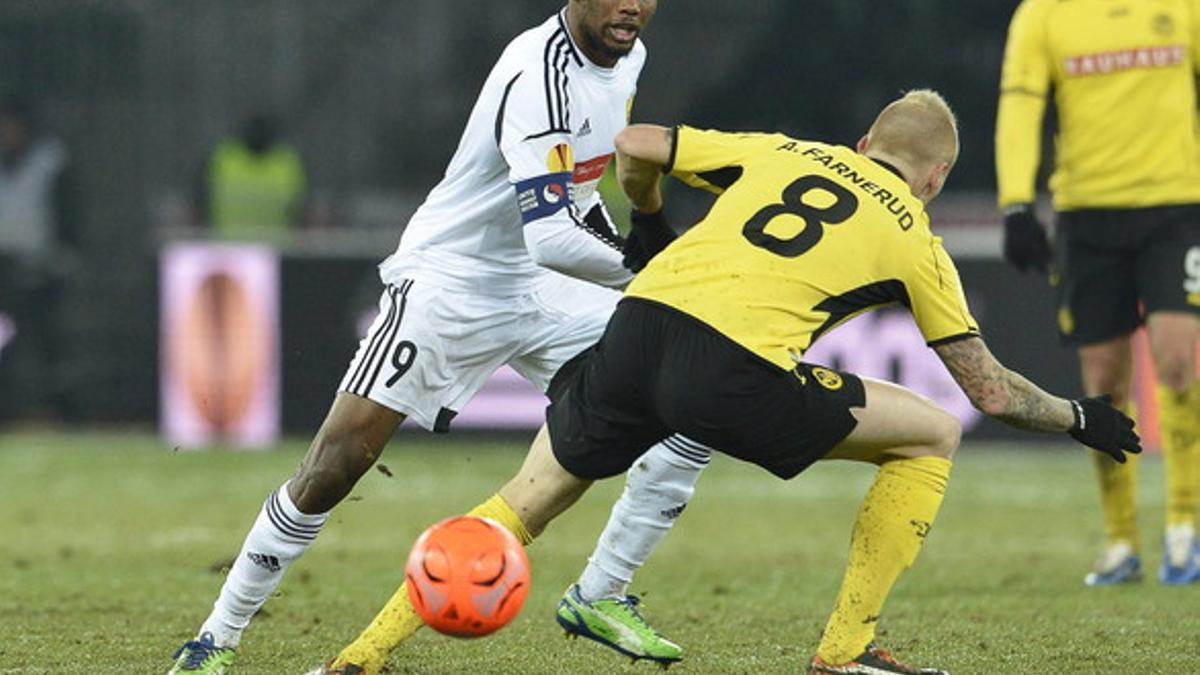 El jugador del Young Boys Alexander Farnerud (d) disputa el balón con Samuel Etoo del Anji Makhachkala, el pasado 6 de diciembre.