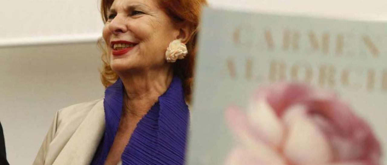 Carmen Alborch, durante la presentación de su libro &quot;Los placeres de la edad&quot;. // Ángel González