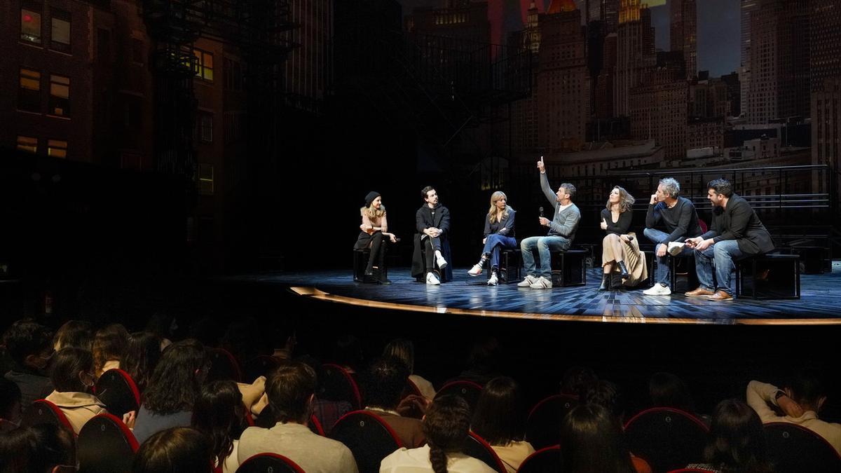 Actores del elenco del musical Company en el Teatro Soho CaixaBank junto a estudiantes de la ESAD