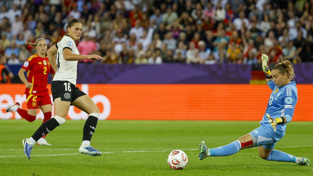 La jugadora alemana Giovanna Hoffmann dispara a la portería de la española Cata Coll en la semifinal de la Eurocopa.