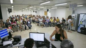 BARCELONA 2016 /06/22 ECONOMIA Declaración de la renta. Gente haciendo sus declaraciones en laAgencia Tributaria , Calle Josep Carner 33Fotografia de JOAN CORTADELLAS