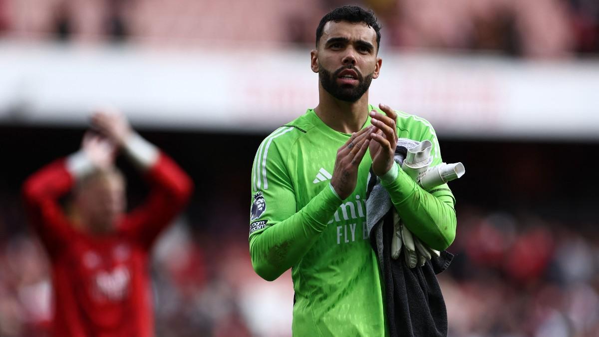 David Raya aplaude tras el Arsenal - Tottenham