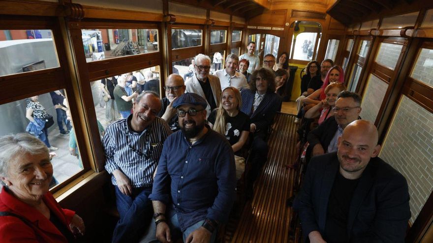 Foto de familia de escritores, organizadores y autoridades en un tranvía del Museo del Ferrocarril, simulando la llegada del Tren Negro. | LUISMA MURIAS