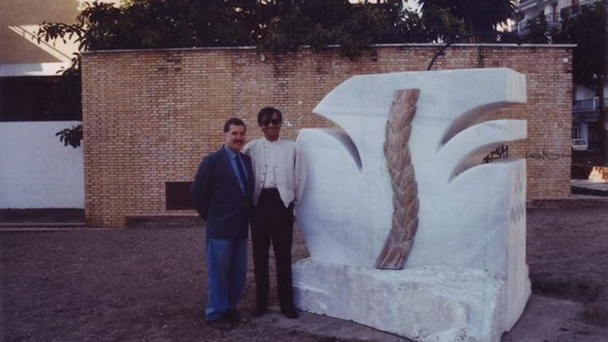 Juan Cerrillo (izquierda), entonces concejal de Turismo de Torremolinos y el kuwaití Ebrahim Al Khabbaz en 1992, junto al monumento a la Paz en la  plaza dedicada a Kuwait, hoy plaza de la Unión Europea.