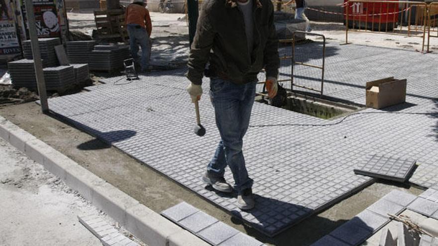 Un trabajador de la construcción, en una obra en la calle.