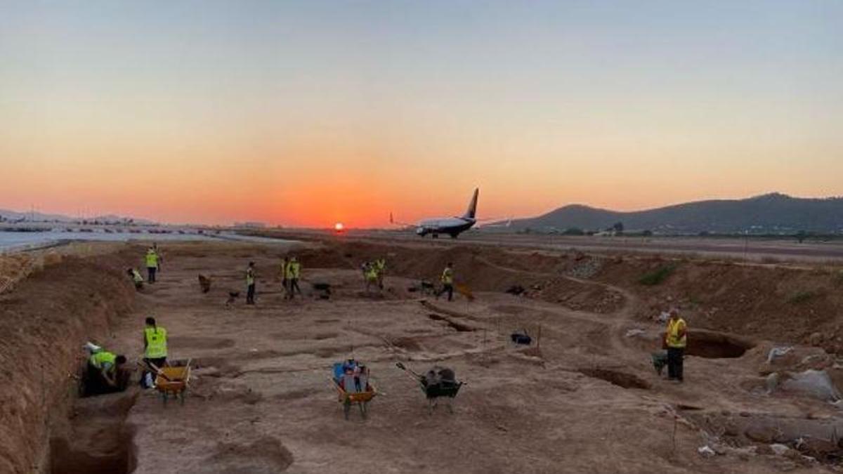 Excavación arqueológica en el Aeropuerto de Ibiza