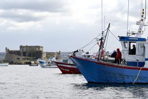 Archivo - Varios barcos de flota artesanal tras la convocatoria de paro por parte de la Federación Galega de Cofradías de Pescadores en la dársena de A Marina en A Coruña, Galicia (España), a 26 de marzo de 2021.