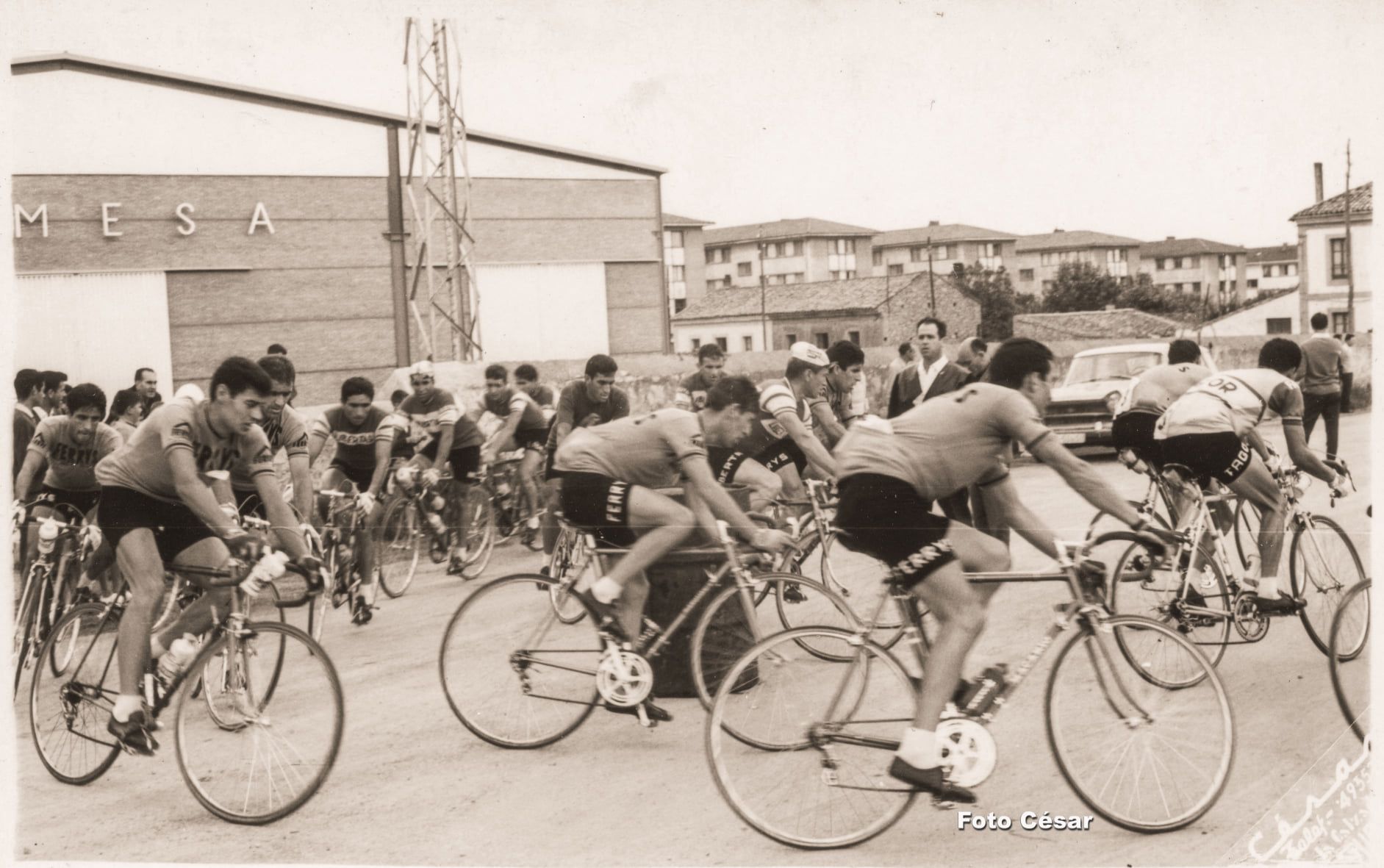 Ciclistas en Lloreda (Trema�es) dando media vuelta 18-7-1966.jpg