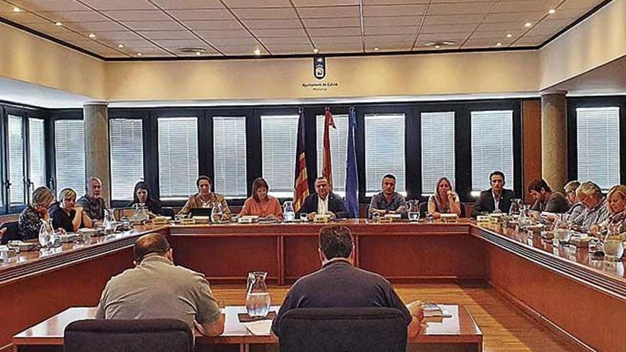 Los grupos polÃ­ticos municipales de CalviÃ , reunidos en sesiÃ³n plenaria.