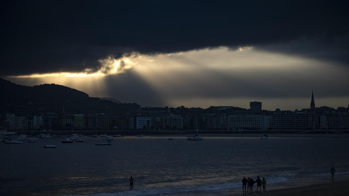 Cielos muy nubosos, lluvias débiles y ascenso de las temperaturas máximas