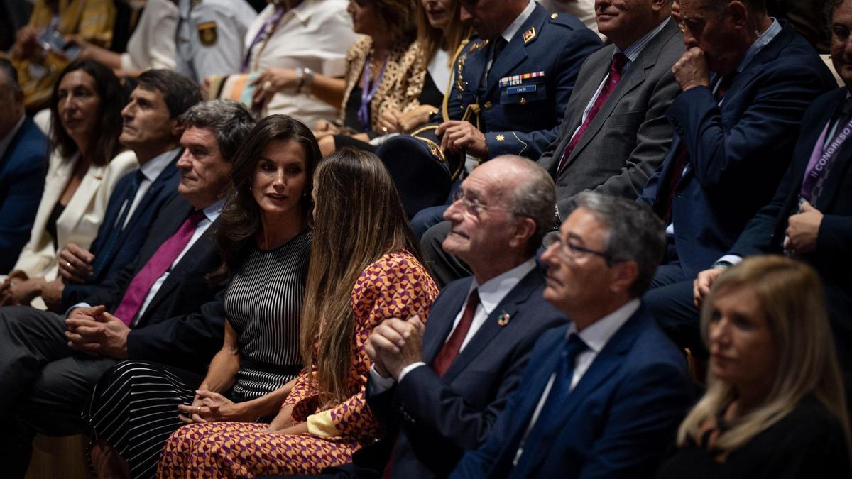 La reina Letizia, en el congreso, junto al ministro de Inclusión, Seguridad Social y Migraciones, José Luis Escrivá, y el alcalde de Málaga, Francisco de la Torre.