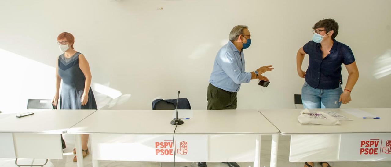 Manuel Mata (PSPV), en el centro, habla con Pilar Lima (Unides Podem), junto a Águeda Micó (Compromís), en la sede de los socialistas.