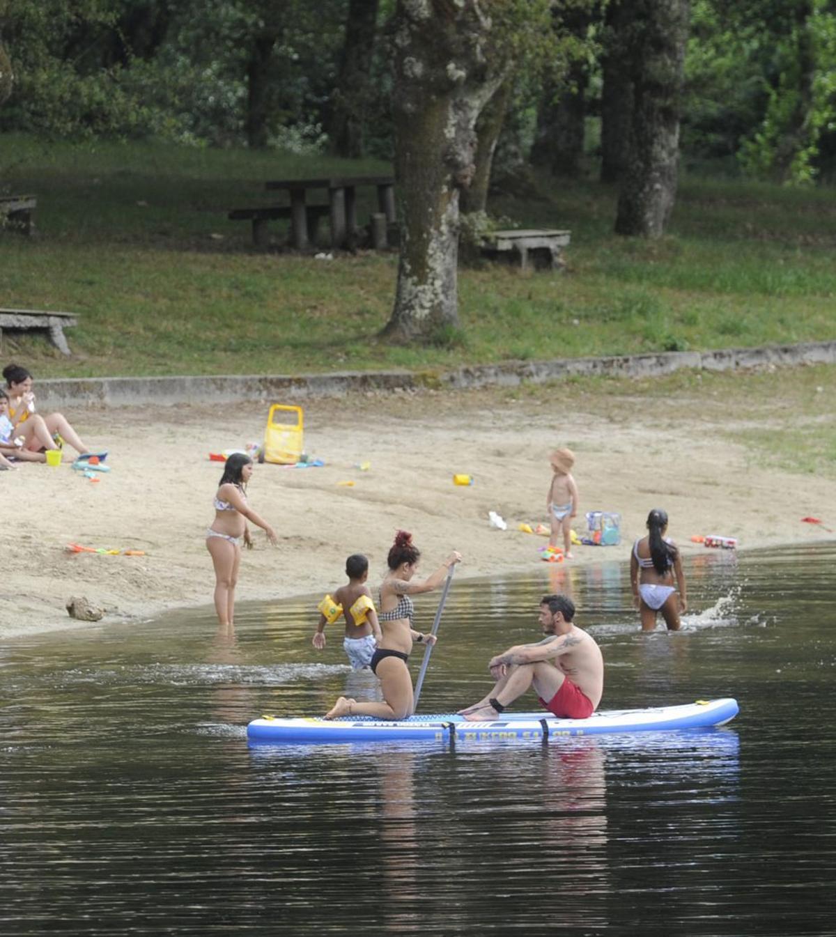 Bañistas en el área recreativa el pasado año.  | BERNABÉ/ JAVIER LALÍN