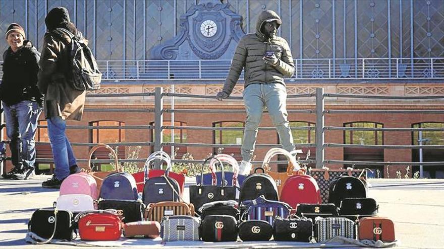 Bolsos y zapatillas llegan a la manta por mensajero - El Periódico  Extremadura