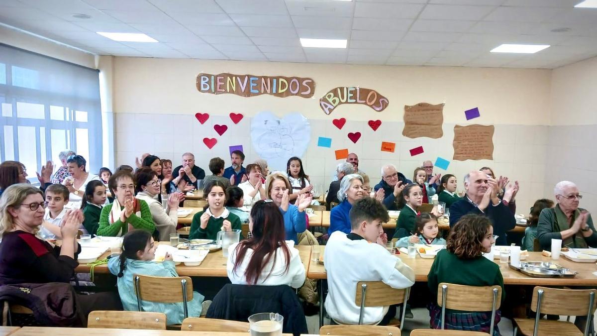 O ‘Concurso de receitas tradicionais’ do colexio Jesuitinas rematou cunha comida cos avós nas instalacións do centro.