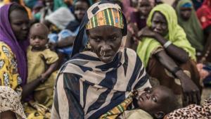 Decenas de miles de personas han huído de Boko Haram y han hallado refugio en asentamientos de desplazados junto al lago Chad asistidos por Oxfam-Intermón.