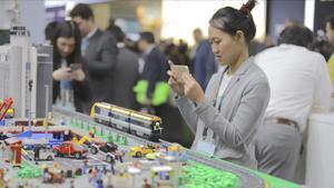 Una de las asistentes al Smart Mobility Congress fotografía una maqueta, esta semana