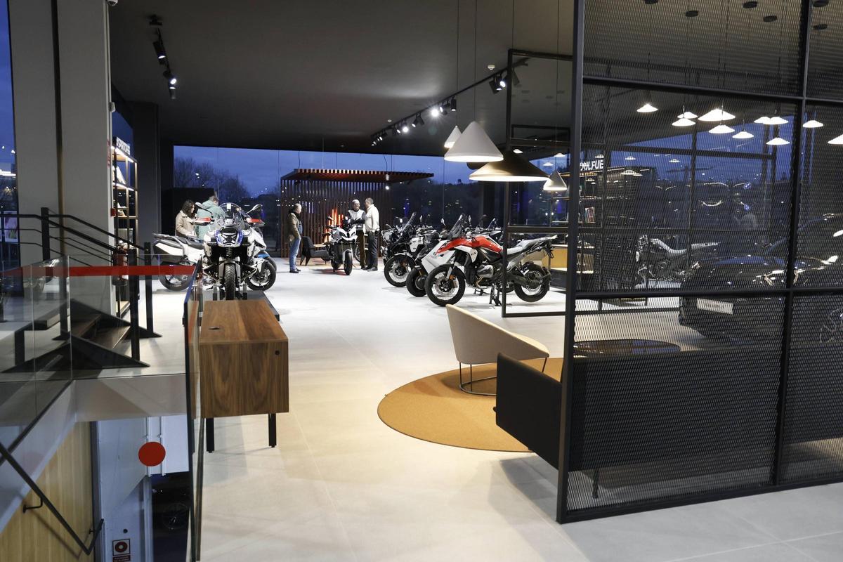 BMW presenta en Santiago el iX3 y las nuevas instalaciones de Amiocar