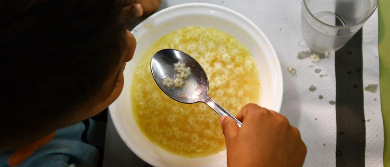 Un alumno en el comedor escolar, en Pontevedra. |   // GUSTAVO SANTOS