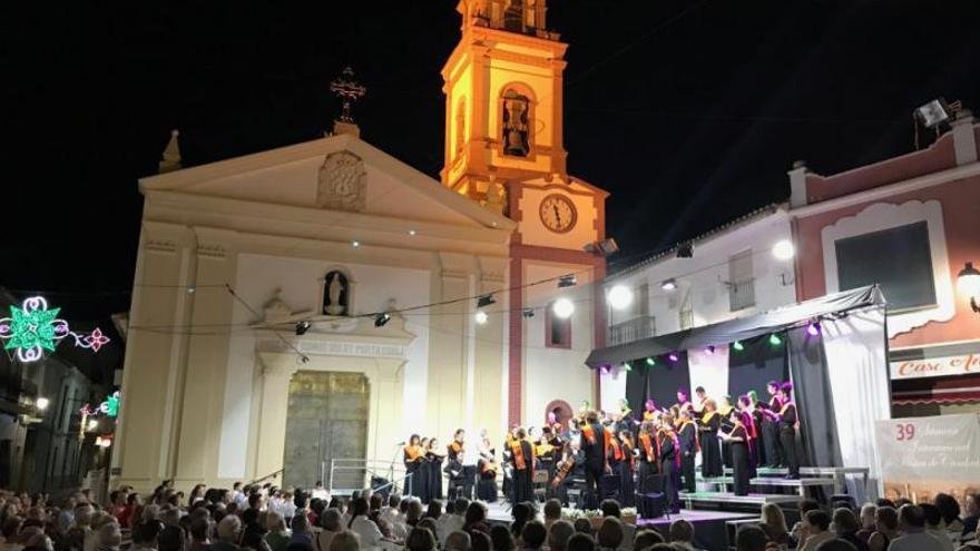 Una actuación en la plaza de la iglesia durante la Semana de la Música de Cámara de Montserrat. | LEVANTE-EMV