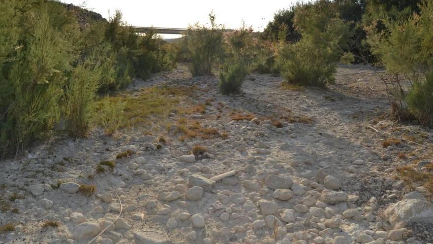 Imagen del cauce del río Rula a su paso por Campos del Río totalmente seco.