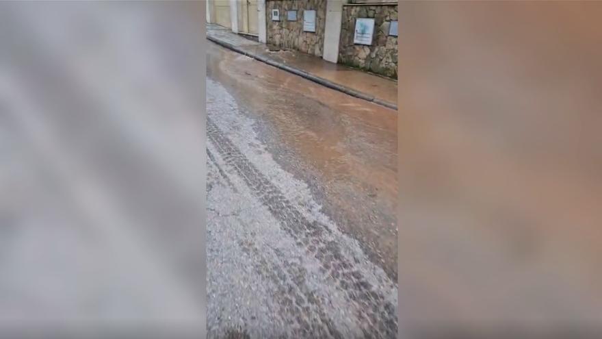 Vídeo | Cientos de litros de agua desperdiciados en una nueva avería en la urbanización R-66 de Cáceres