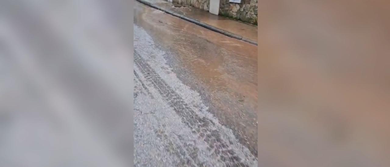 Vídeo | Cientos de litros de agua desperdiciados en una nueva avería en la urbanización R-66 de Cáceres