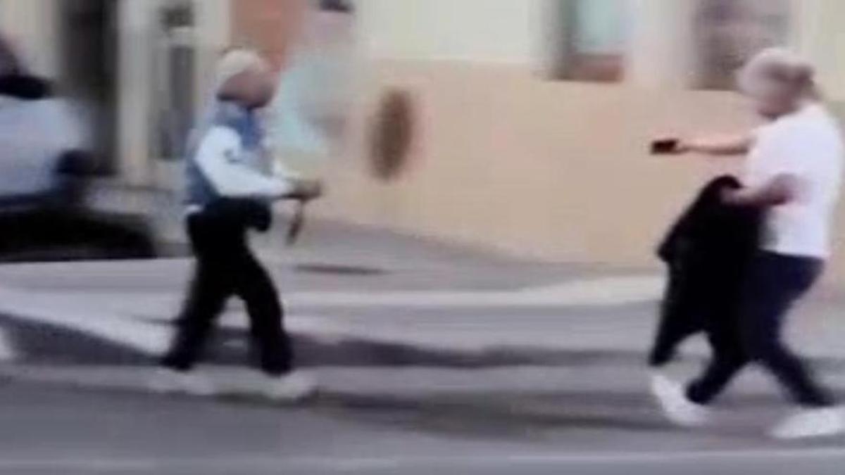El detenido, cuando amenazaba a un hombre con un cuchillo.