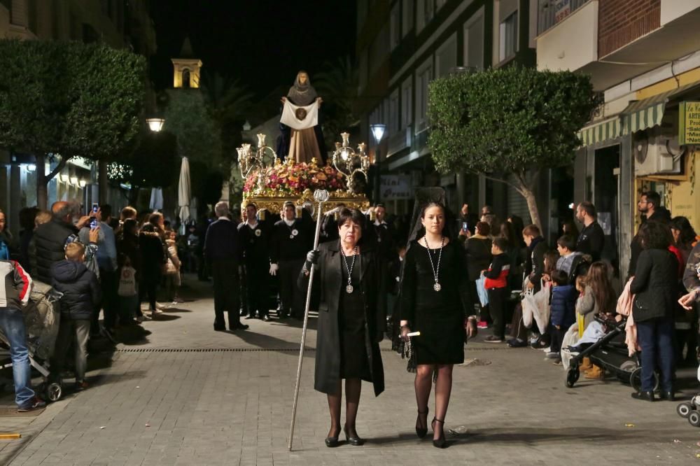 Algunas de las imágenes decanas de la Semana Santa se acercaron al mar y los paseos en Martes Santo