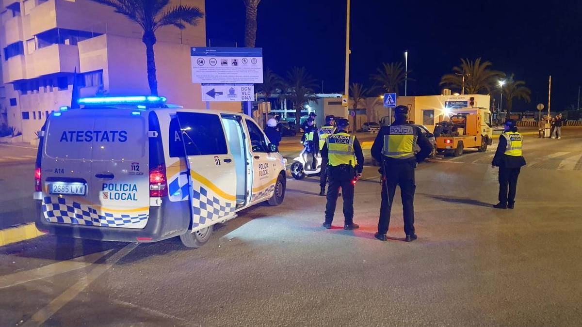 Control policial de anoche en la avenida de Santa Eulària de Ibiza