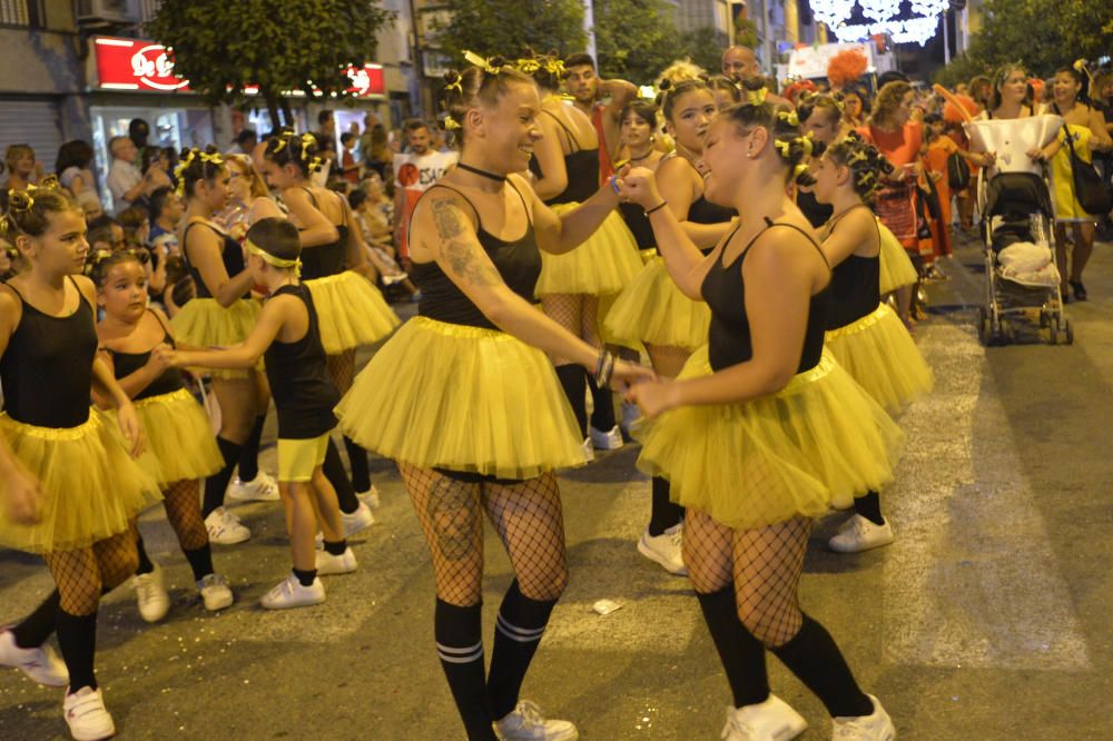 El popular desfile de la Gran Charanga en Elche reúne a más de 4.500 participantes