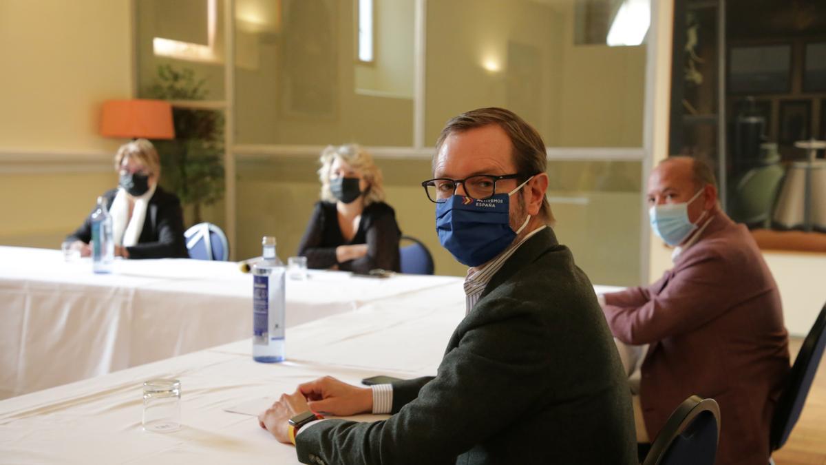 Maroto durante su reunión ayer con representantes del sector de la imagen.