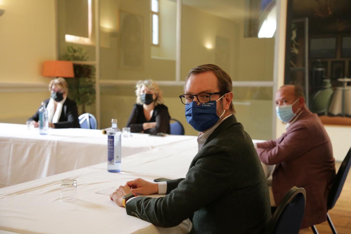 Maroto durante su reunión ayer con representantes del sector de la imagen.