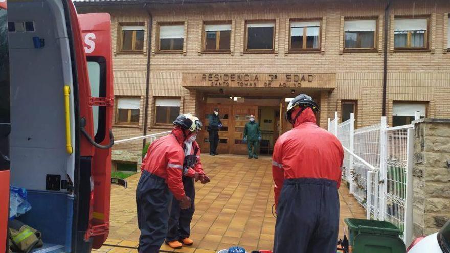 Los bomberos de la DPZ desinfectan dos residencias de mayores en Daroca