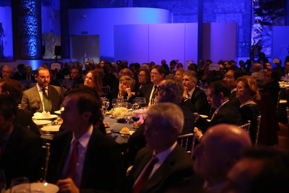 En la mesa, varios invitados a la gala, entre ellos el ministro de Fomento, José Luis Ábalos, a la izquierda; el presidente valenciano, Ximo Puig, en el centro y a su lado el ministro del Interior, Fernando Grande-Marlaska.