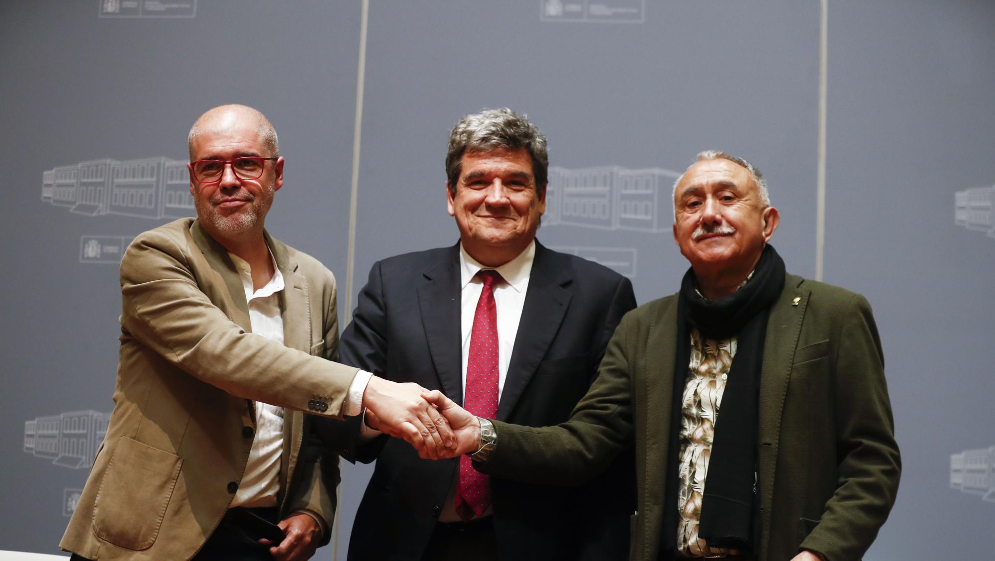 Escrivá firma con los líderes de CCOO y UGT la nueva reforma de las pensiones