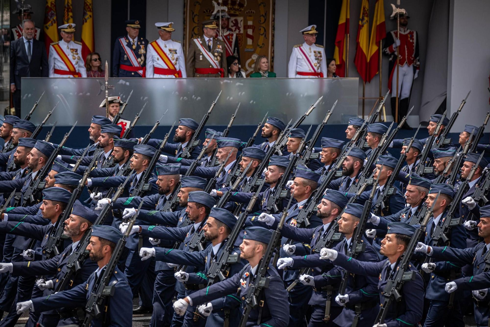 Las mejores imágenes del desfile militar de las Fuerzas Armadas en Tenerife con la presencia de Sus Majestades los Reyes