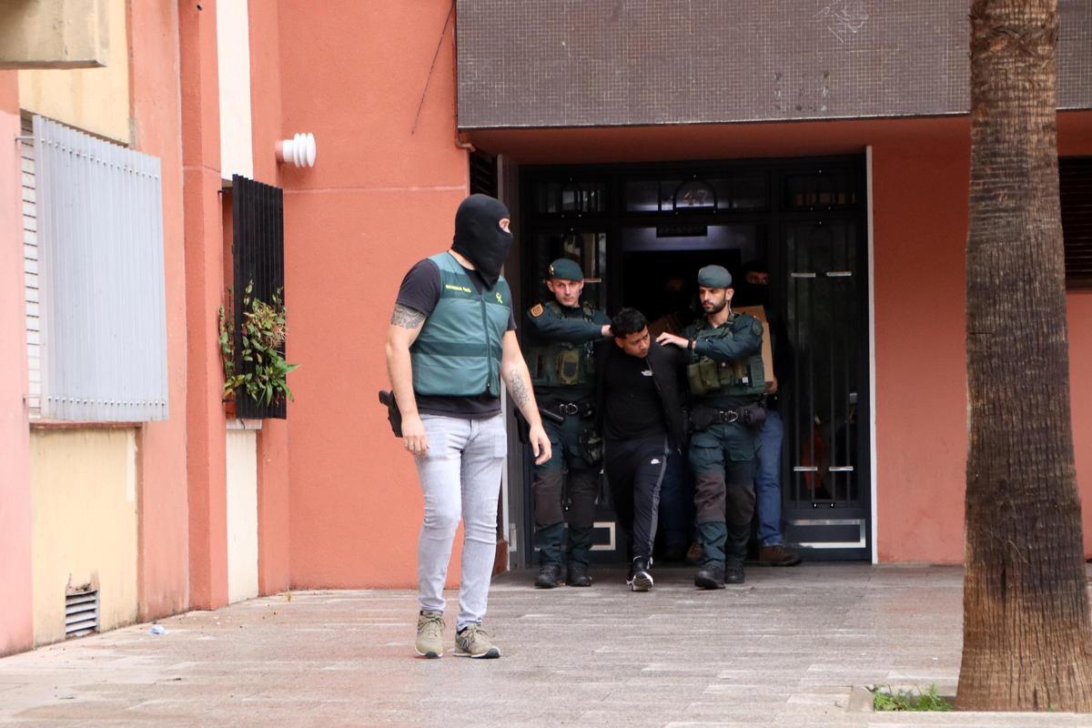 Detención en Ciutat Meridiana, Barcelona, de varios miembros de una banda latina, acusados de tráfico de drogas, robos y lesiones
